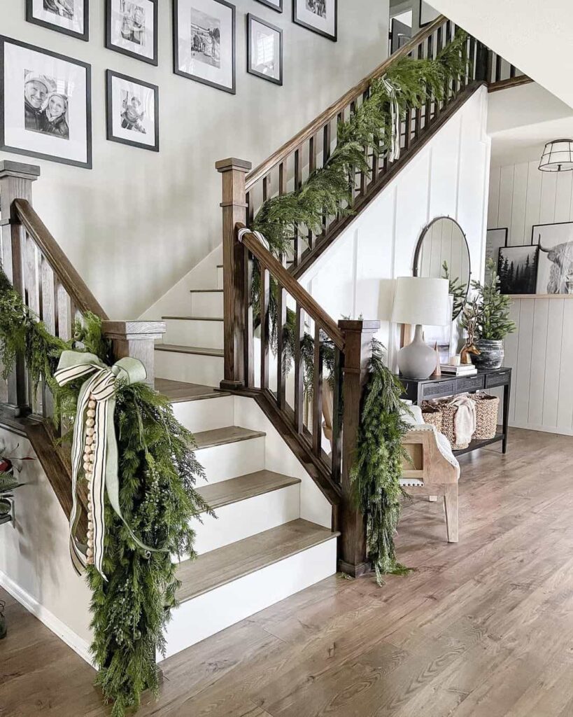 Garland decor on the staircase.