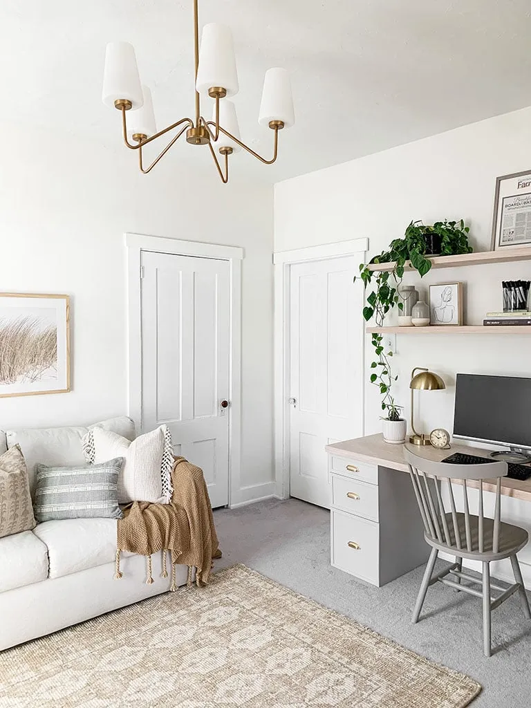 An all-white combination of home office and guest room.