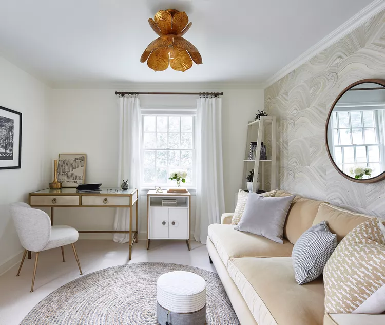 Modern-chic style homeoffice with a space to invite and entertain guests.