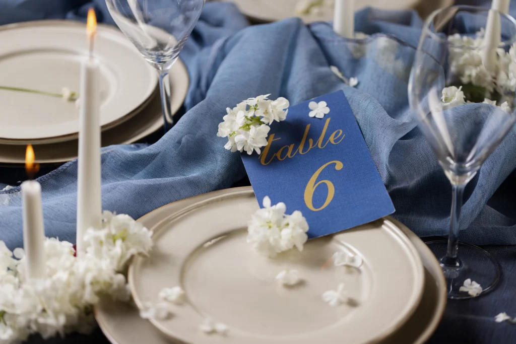 A royal tablescape with candles and flowers : the perfect blue and white theme.