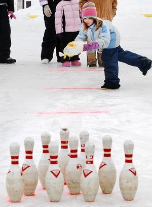 Christmas Game Snowman Bowling
